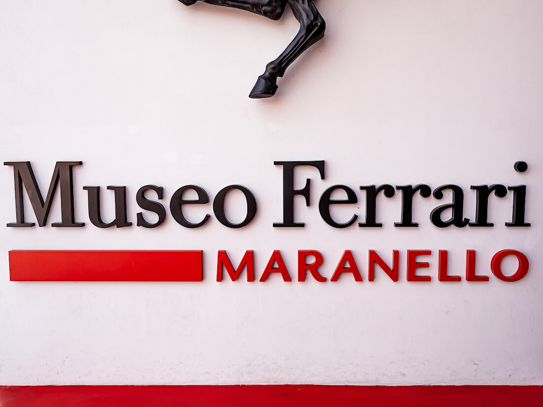 Ferrari-museon logo museon seinässä