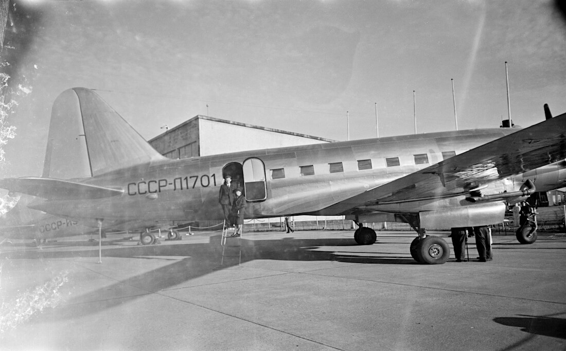 Iljushin Il-12 lentokone Malmin lentokentällä