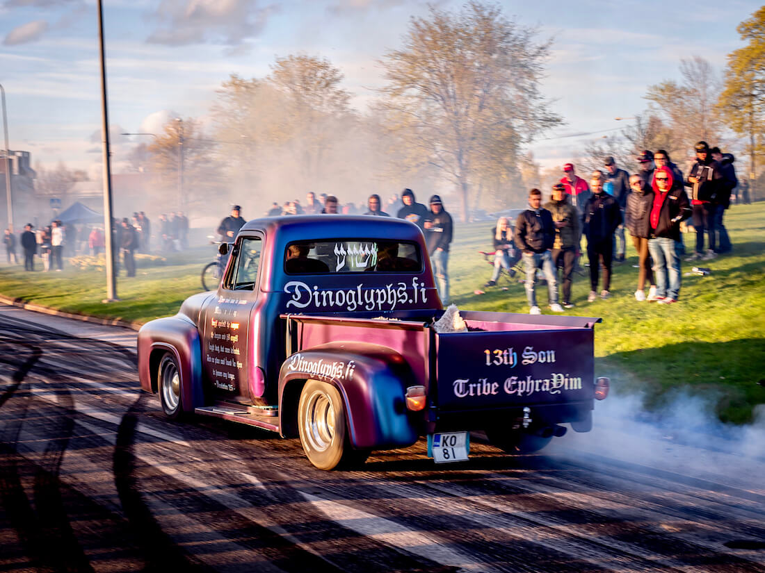 1955 Ford F-100 polttaa rengasta