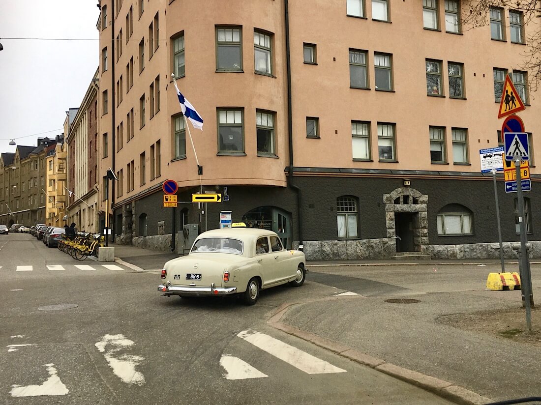 1962 Mercedes-Benz 180 taksiauto Helsingin kadulla