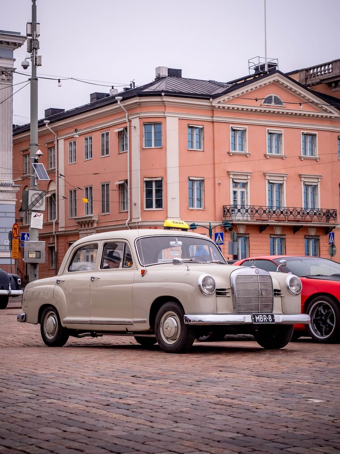 1962 MB W120 taksimersu Helsingin Kauppatorilla