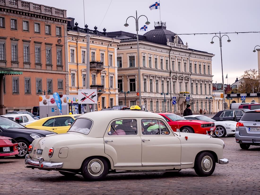 1962 Mercedes Benz 180 W120 lähdössä Kauppatorilta