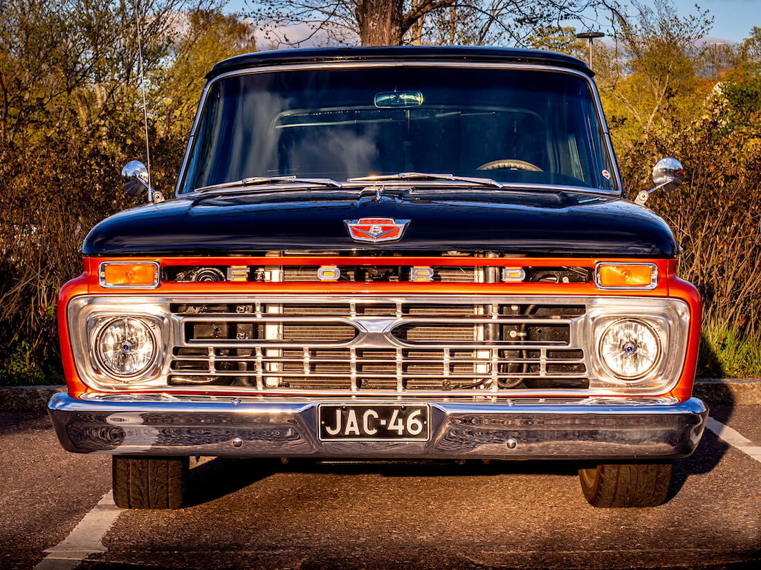 1966 Ford F-100 Custom Cab pickupin keula