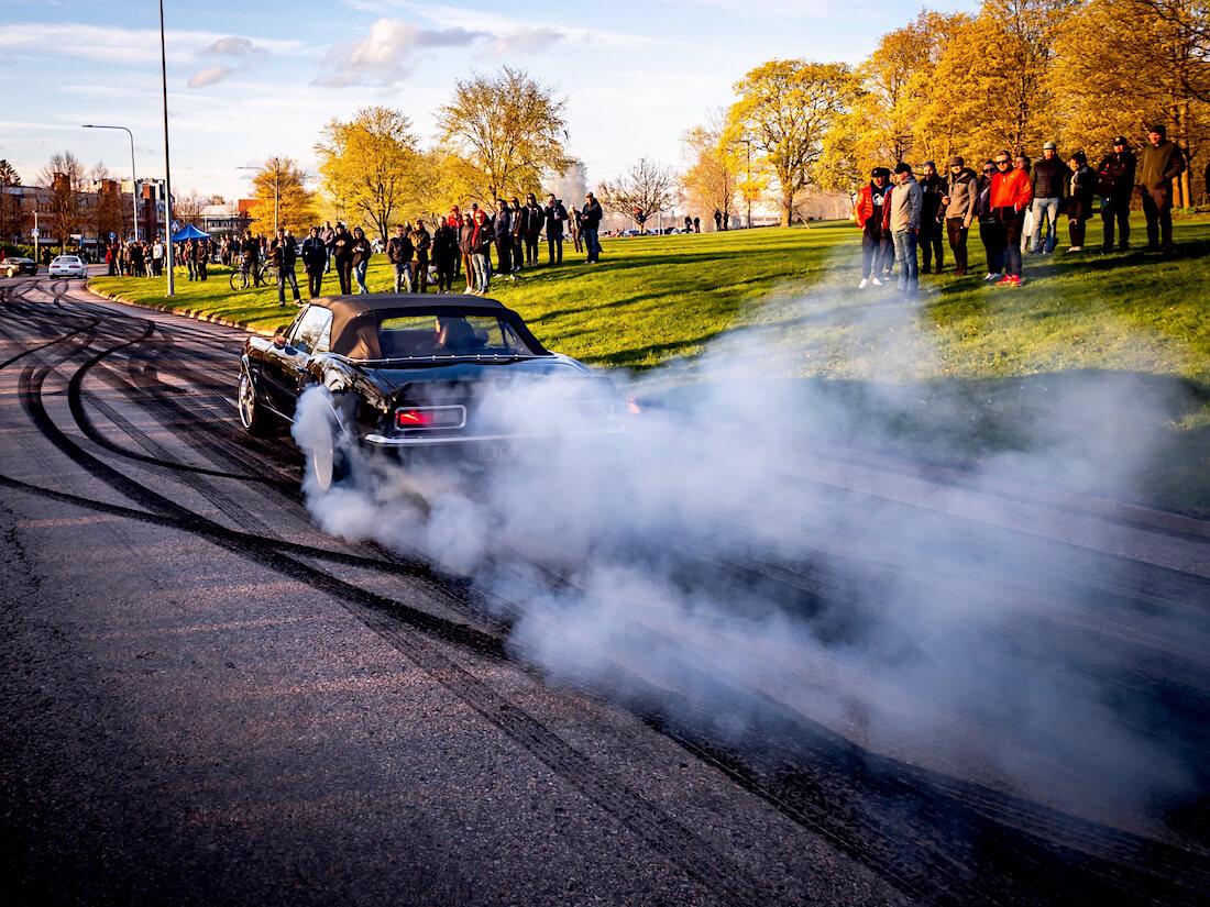 1967 Chevrolet Camaro tekee burnoutin