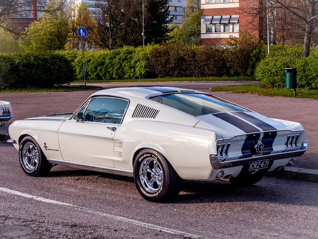 1967 Ford Mustang Fastback sinisillä raidoilla