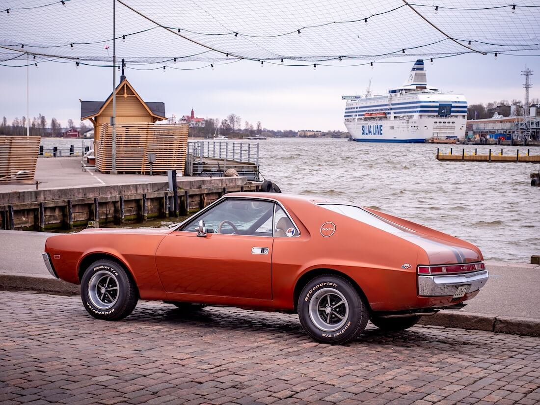 1968 AMC AMX meren rannalla