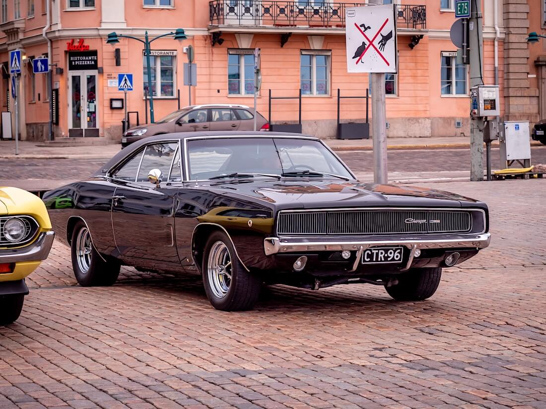 Musta 1968 Dodge Charger edestä