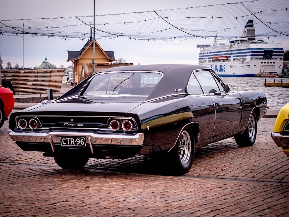 Musta 1968 Dodge Charger takaa