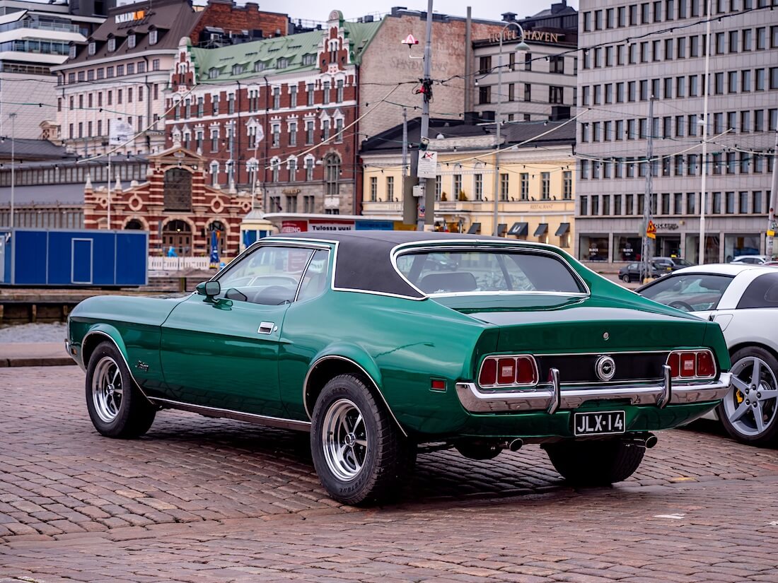 Vihreä 1971 Ford Mustang 351cid takaa