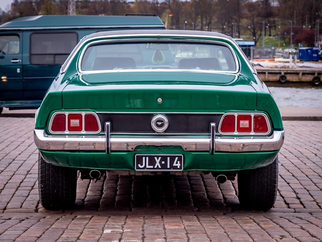 Vihreä 1971 Ford Mustang 351cid takaa