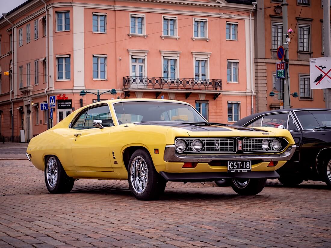 1971-Ford-Torino-Brougham-2d-HT-coupe-Stadin-Cruising-Vappu2020-KaiLappalainen-CCBY40-WheelsFI Keltainen 1971 Ford Torino 2d HT