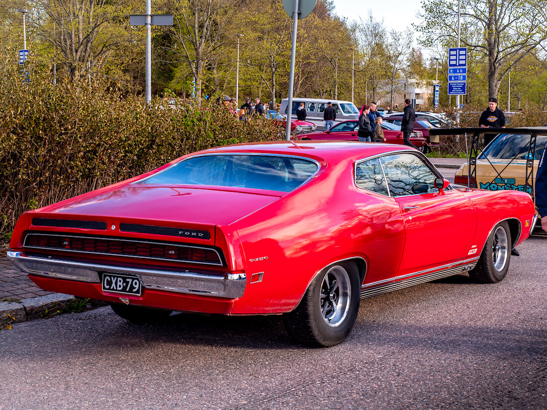 Punainen 1971 Ford Torino GT takaa