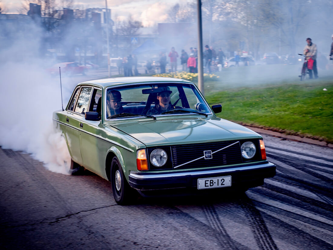 1975 Volvo 244 5,7-litraisella V8 moottorilla tekee burnoutin