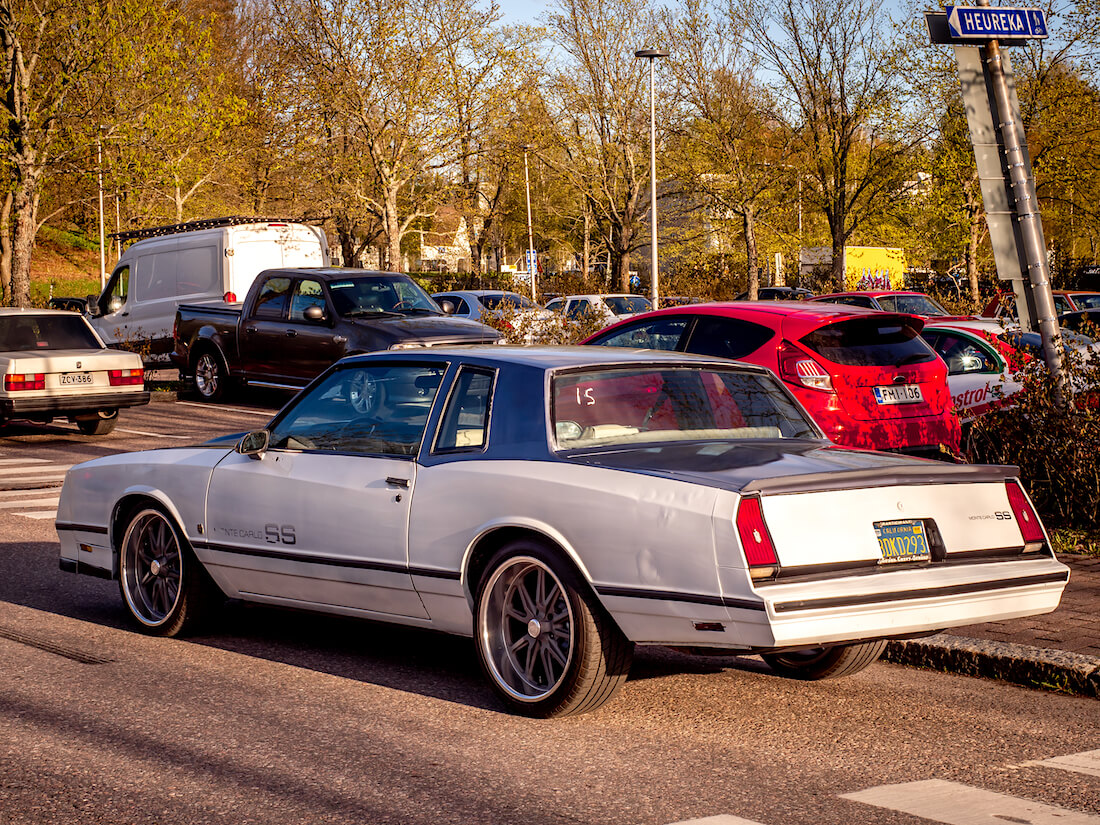 1986 Chevrolet Monte Carlo SS parkkipaikalla