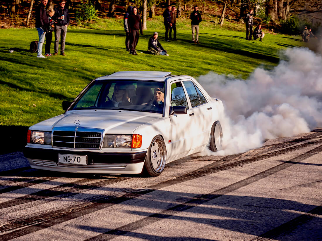 1990 Mercedes Benz 190E burnout