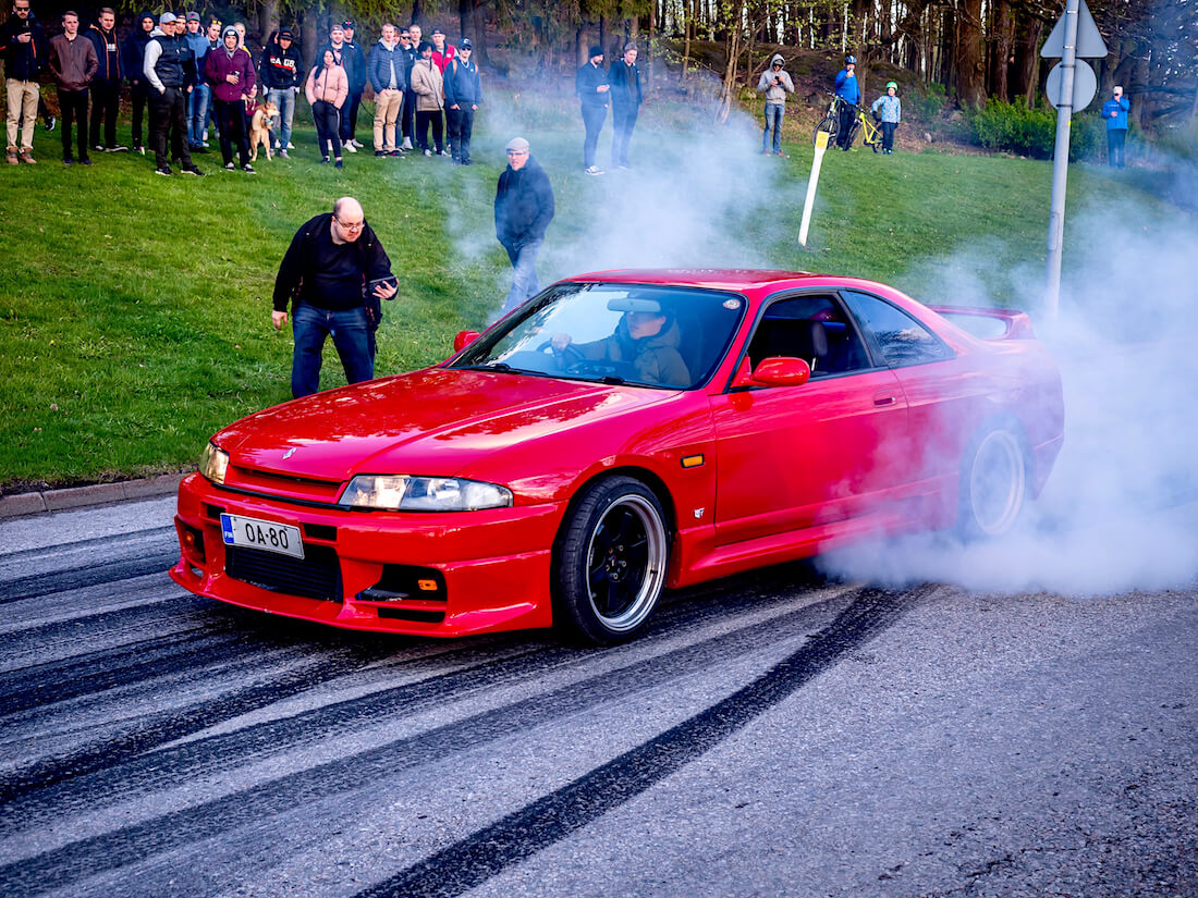 1996 Nissan Skyline burnout