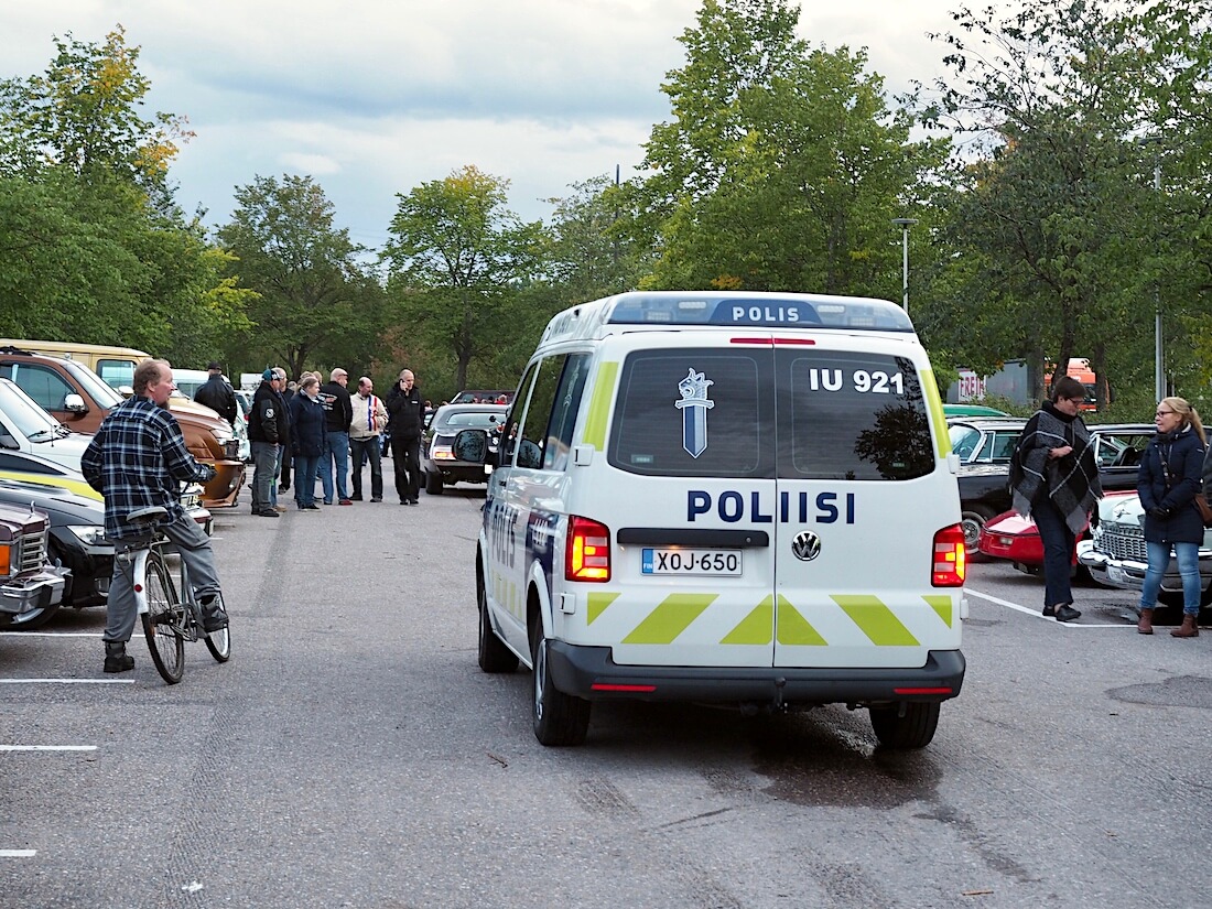 Poliisiauto Heurekan parkkipaikalla