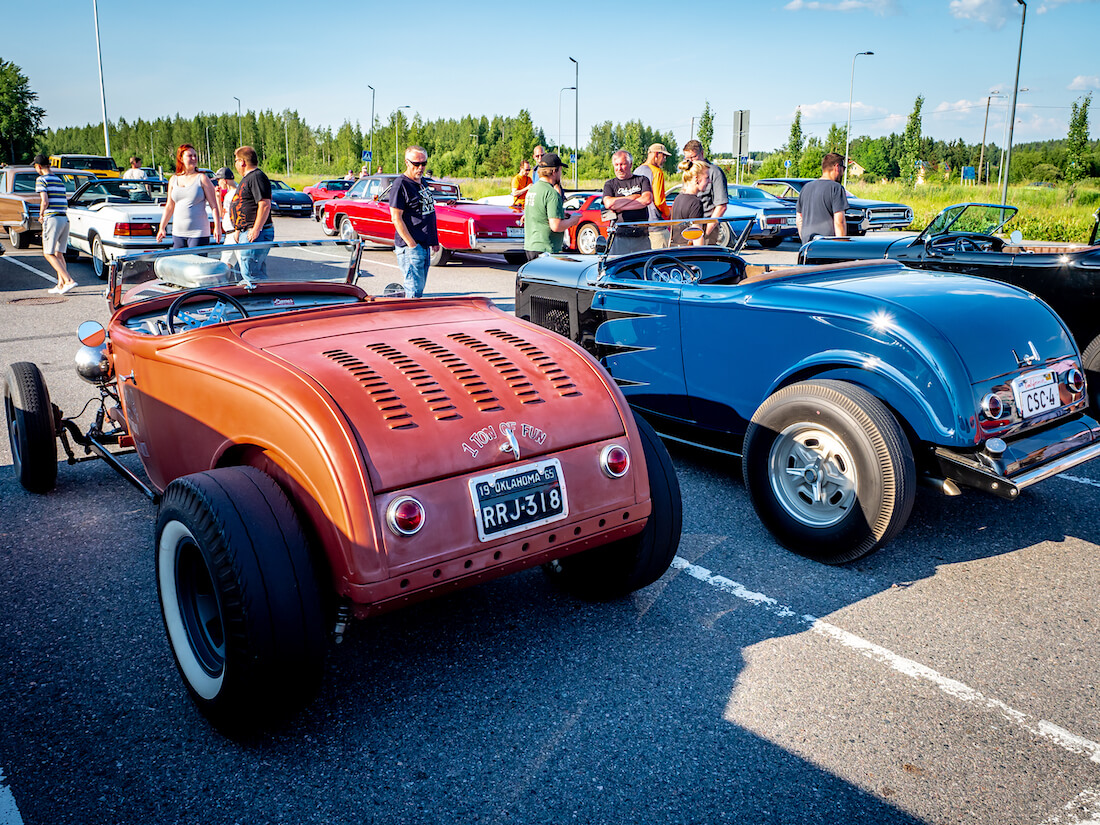 1930 ja 1932 Ford hot rodit takaa kuvattuna