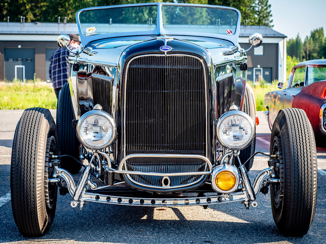 Musta 1932 Ford Model B Deuce roadster rodi