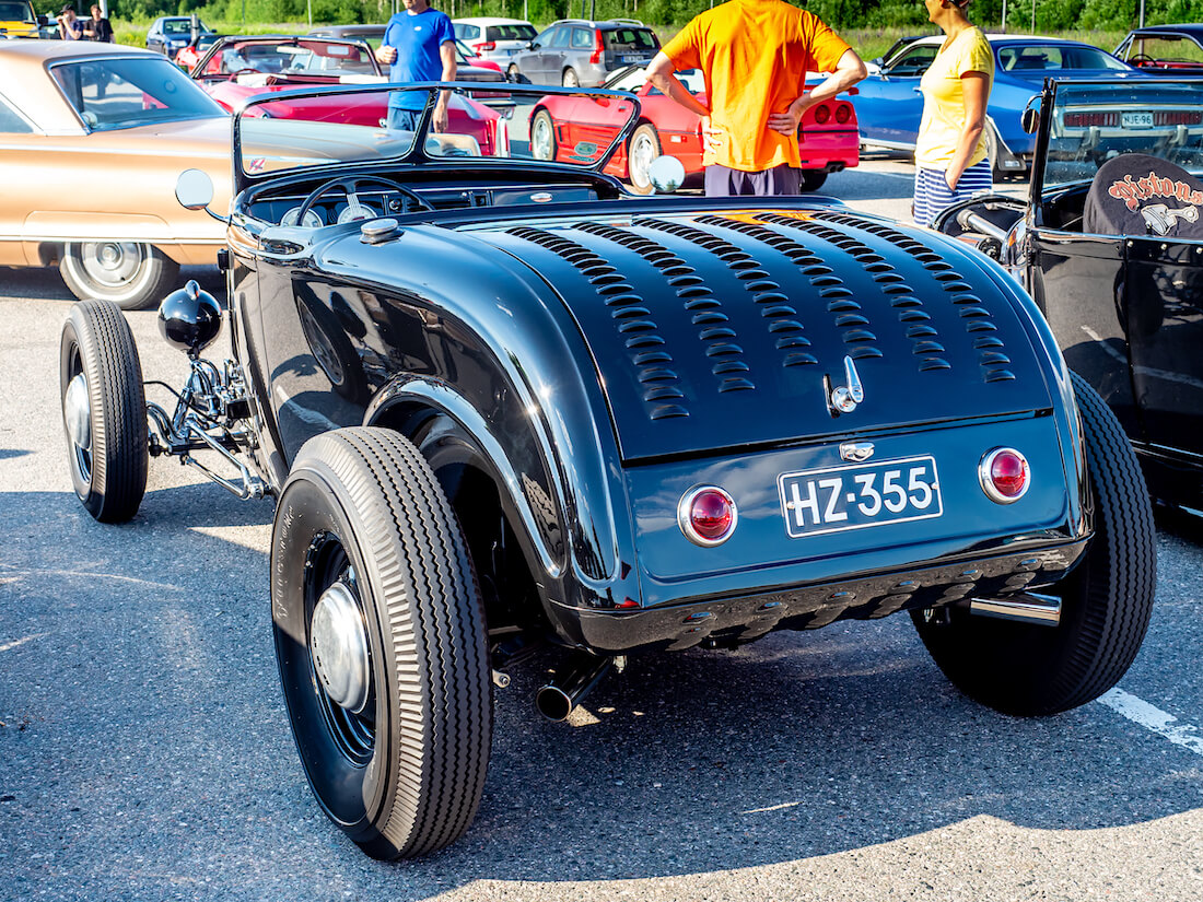 Kiiltävän musta 1932 Ford Model B roadster rodi