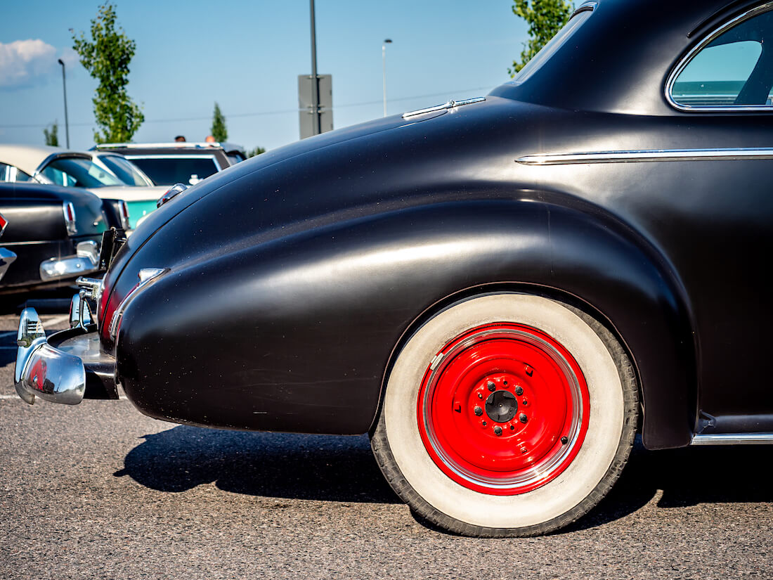 1941 Buick Super Eight perä ja takarengas