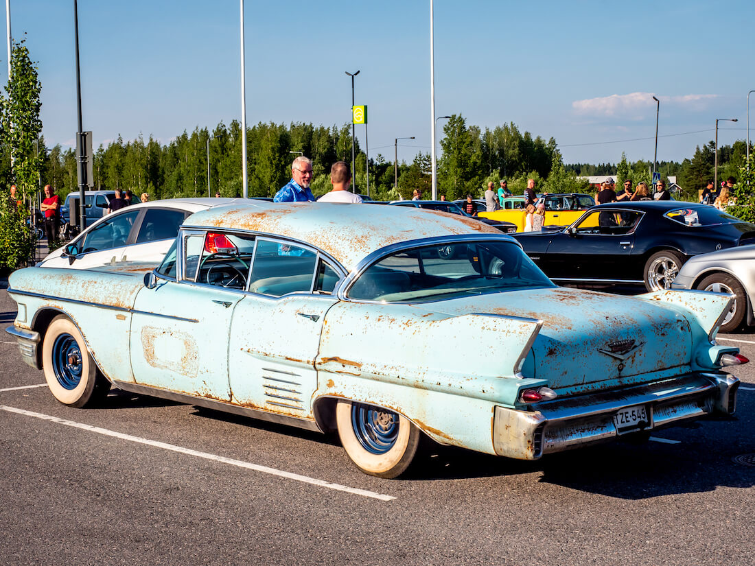 Patinoitunut 1958 Cadillac Series 62 deville