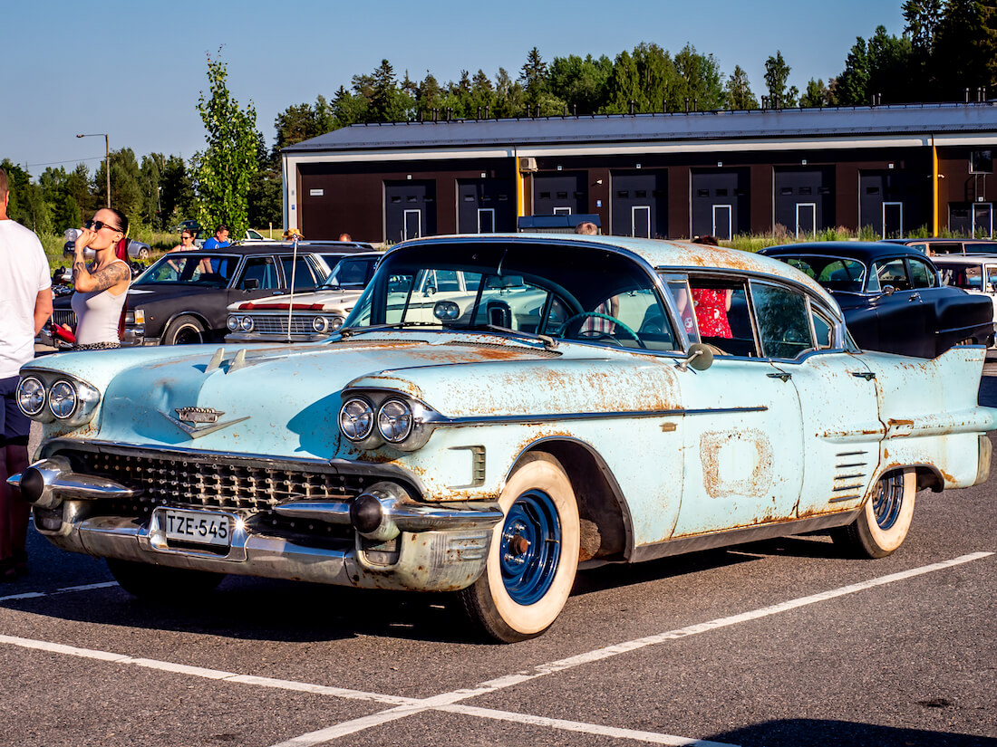 Patinoitunut 1958 Cadillac Series 62 de Ville