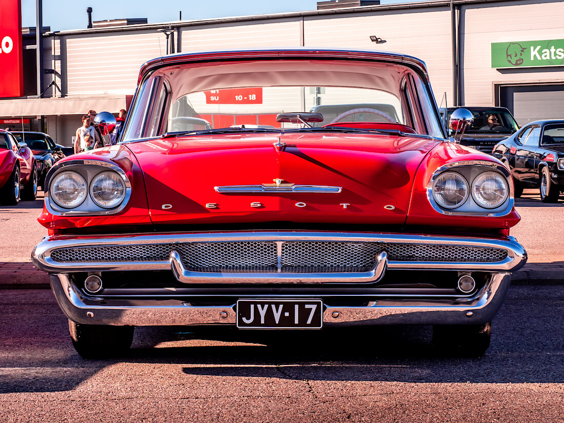 1958 DeSoto Firedome 4d Sedan 361cid V8 jenkkiauton keula