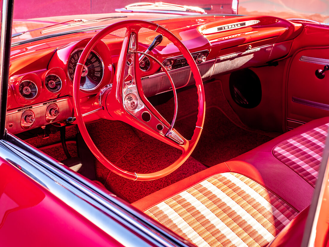 1959 Chevrolet Impala jenkkiauton punainen sisusta