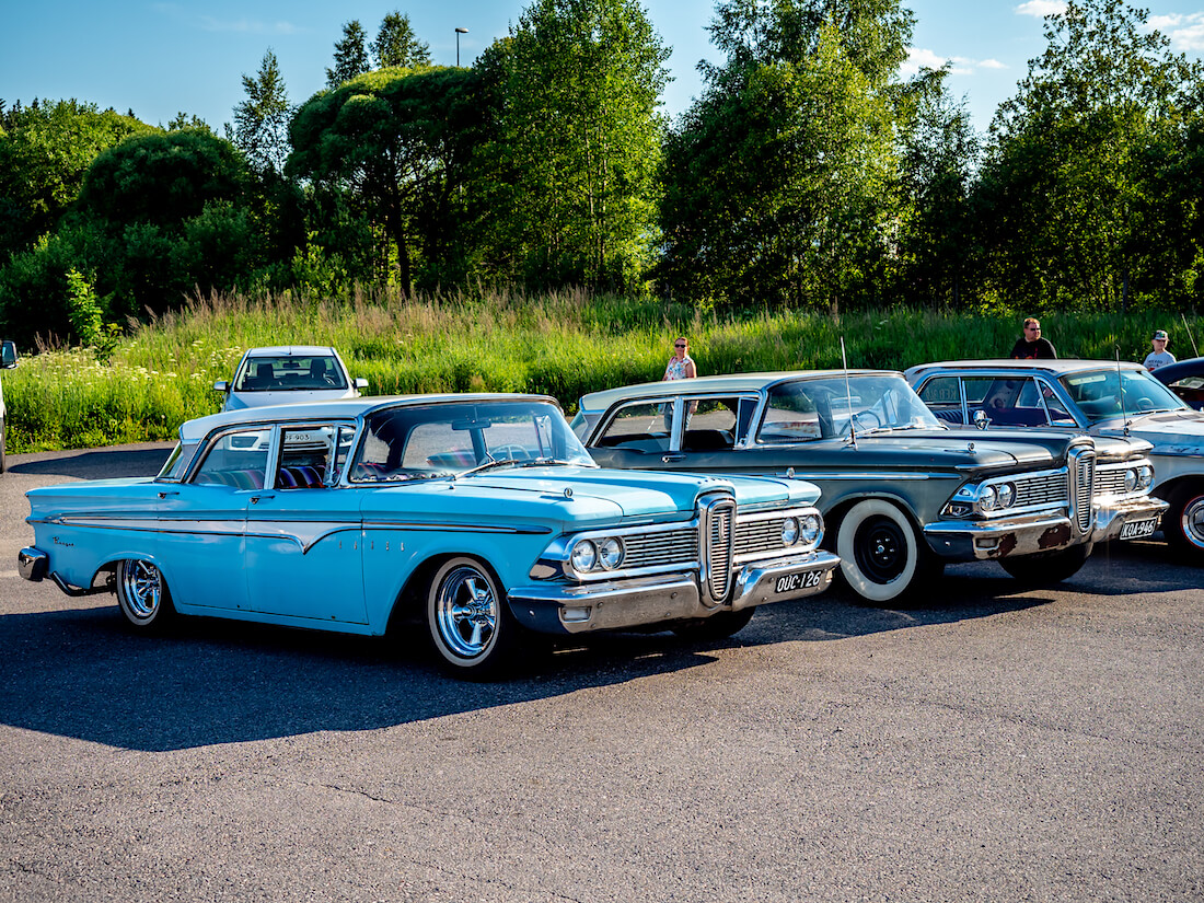 Kaksi 1959 Edsel Ranger V8 autoa