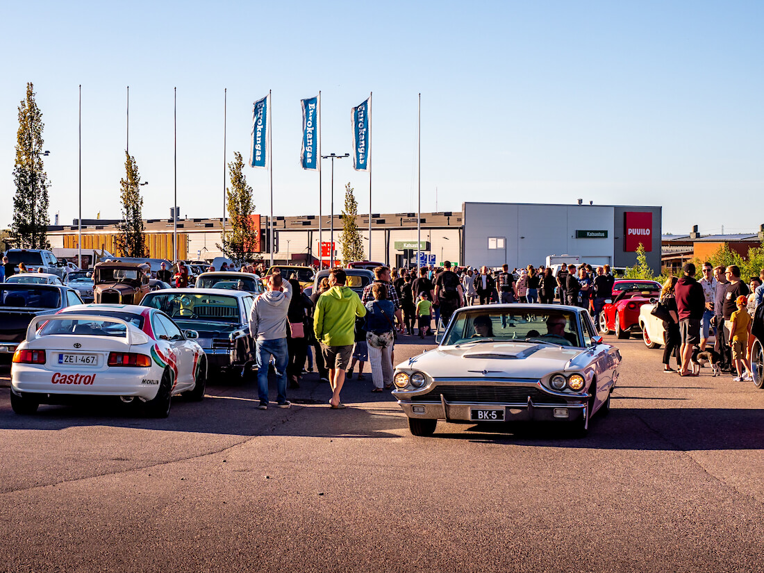 1965 Ford Thunderbird museoauto lähtee Porvoon cruising illasta