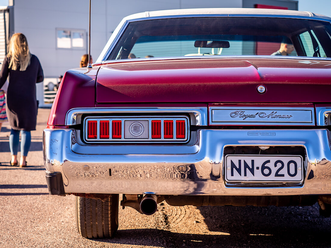 1976 Dodge Royal Monaco 440cid yksityiskohta takaa