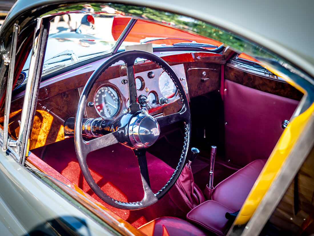 1953 Jaguar XK120 SE ratti ja kojelauta