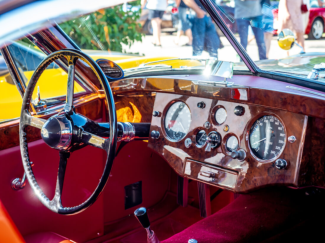 1953 Jaguar XK120 SE coupe sisusta