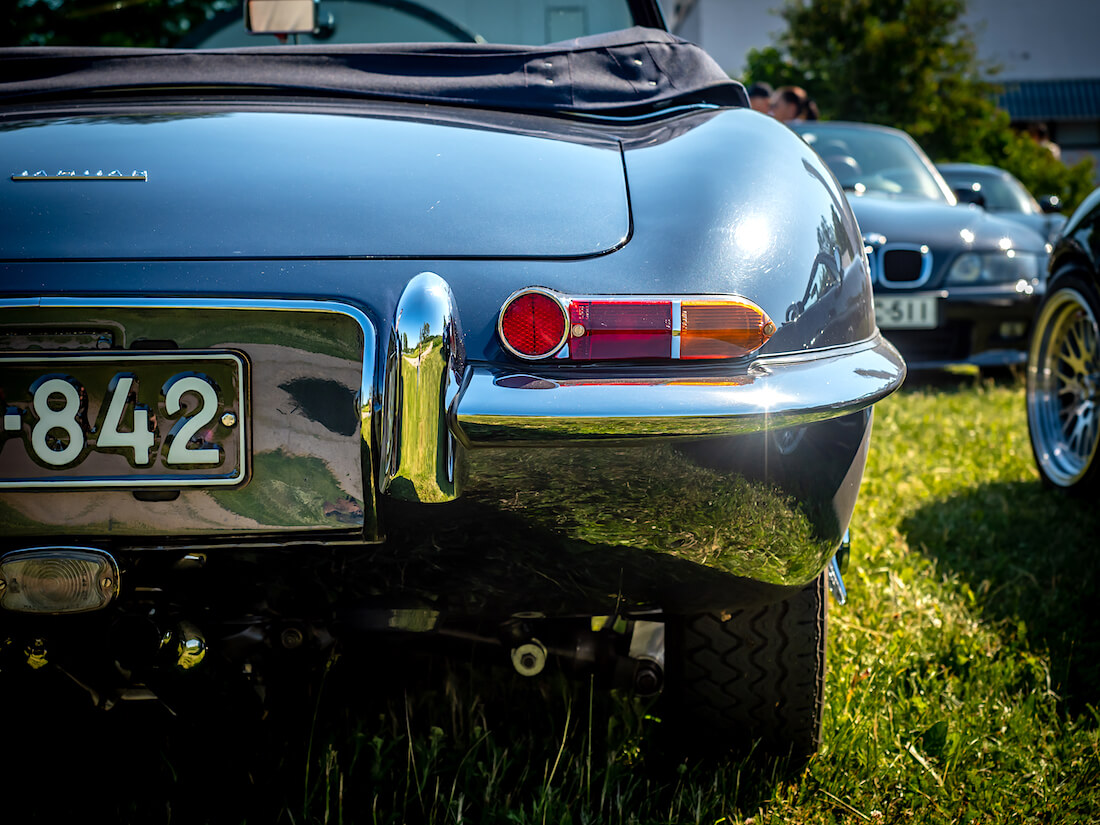 1962 Jaguar E-Type yksityiskohta auton takaa