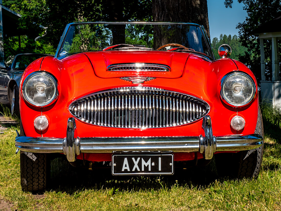 Punainen 1964 Austin-Healey 3000 MkIII avoauto edestä