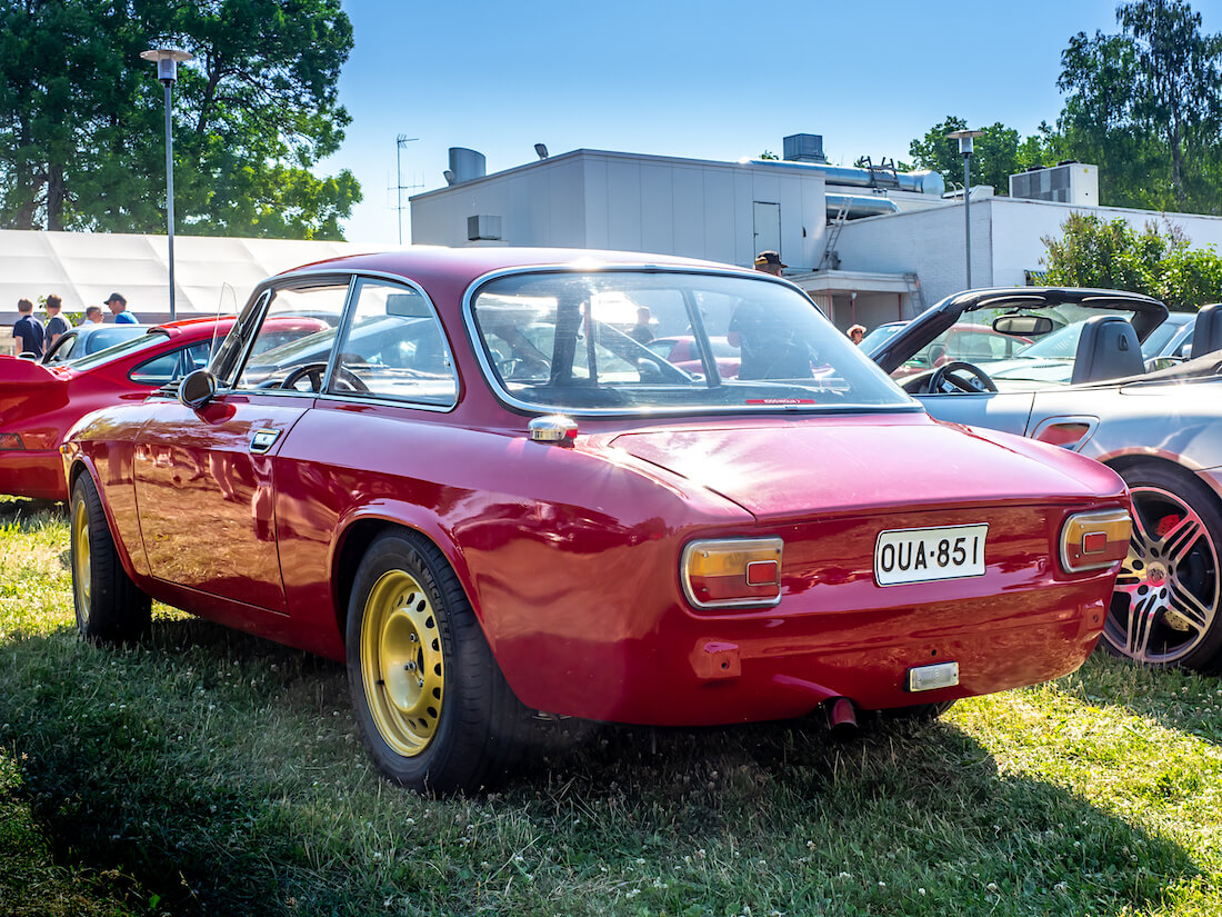 1975 Alfa Romeo 1600 GT Junior takaa