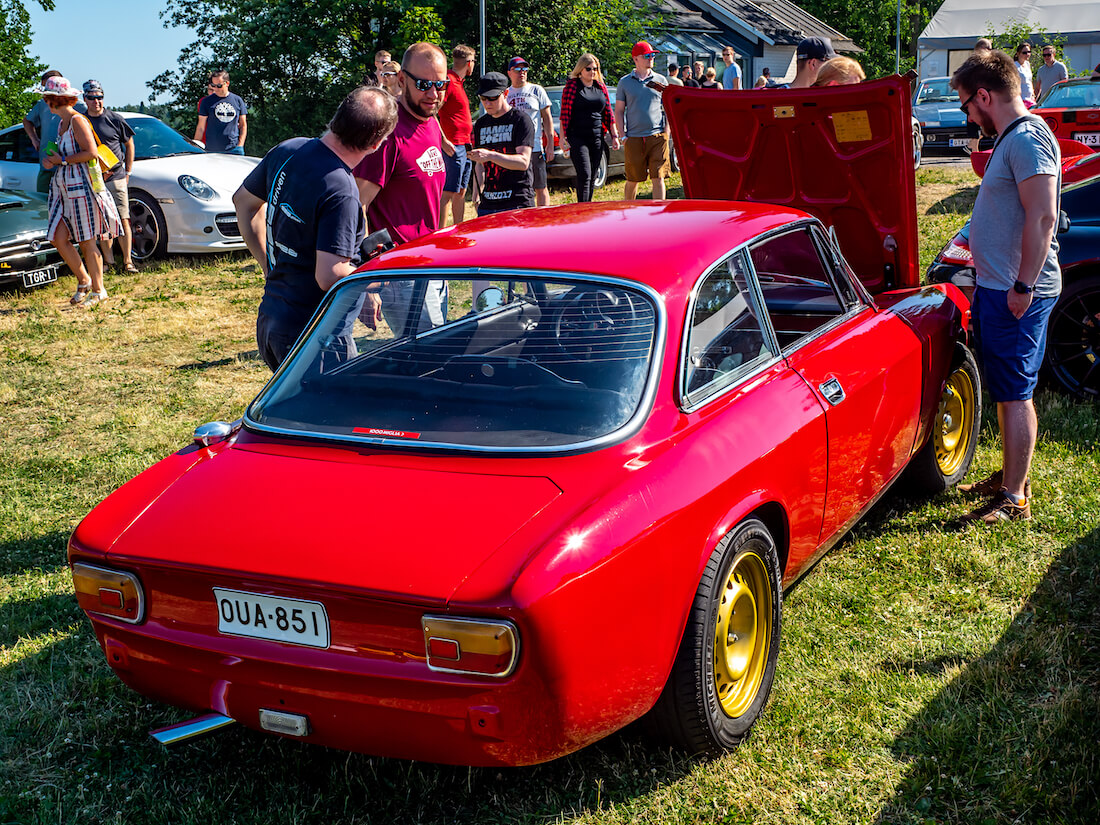 Punainen 1975 Alfa Romeo 1600 GT Junior