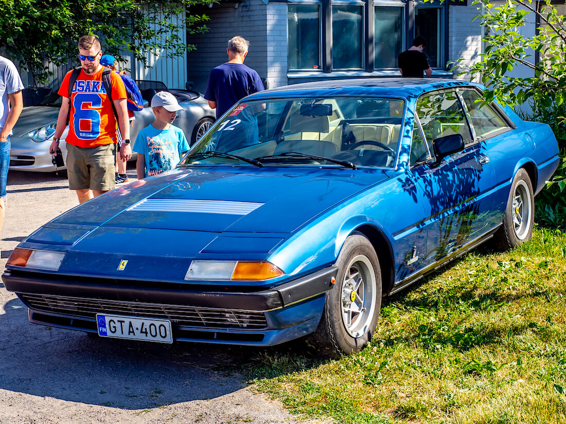 Sininen 1977 Ferrari 400 Automatic V12