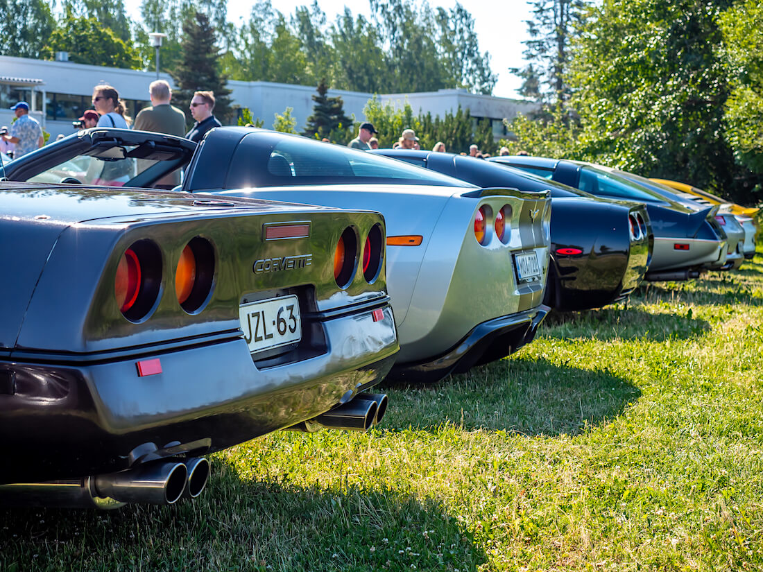 Chevrolet Corvette autoja rivissä