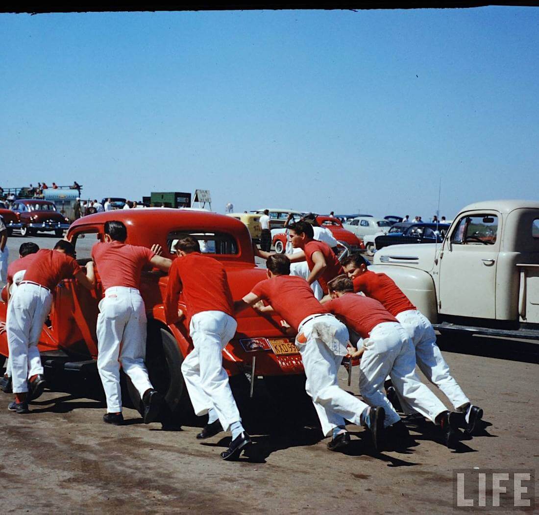 Sound by Rocket kiihdytysautoa työnnetään lähtöviivalle Santa Anassa vuonna 1957