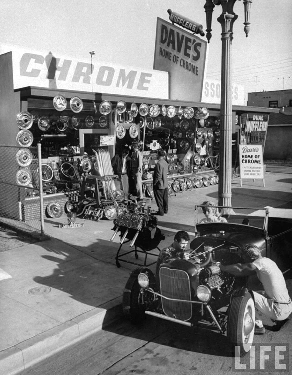 Hot rod varaosaliike kadunkulmassa vuonna 1957