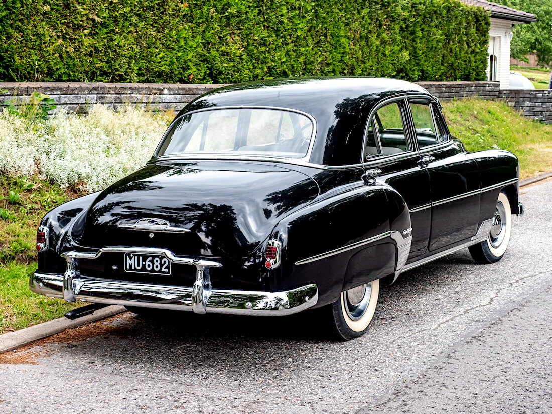 1952 Chevrolet Deluxe valkosivurenkailla