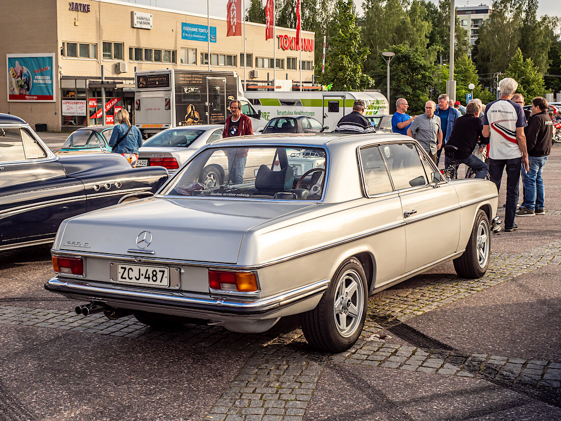 1973 Mercedes-Benz 250c takaa kuvattuna