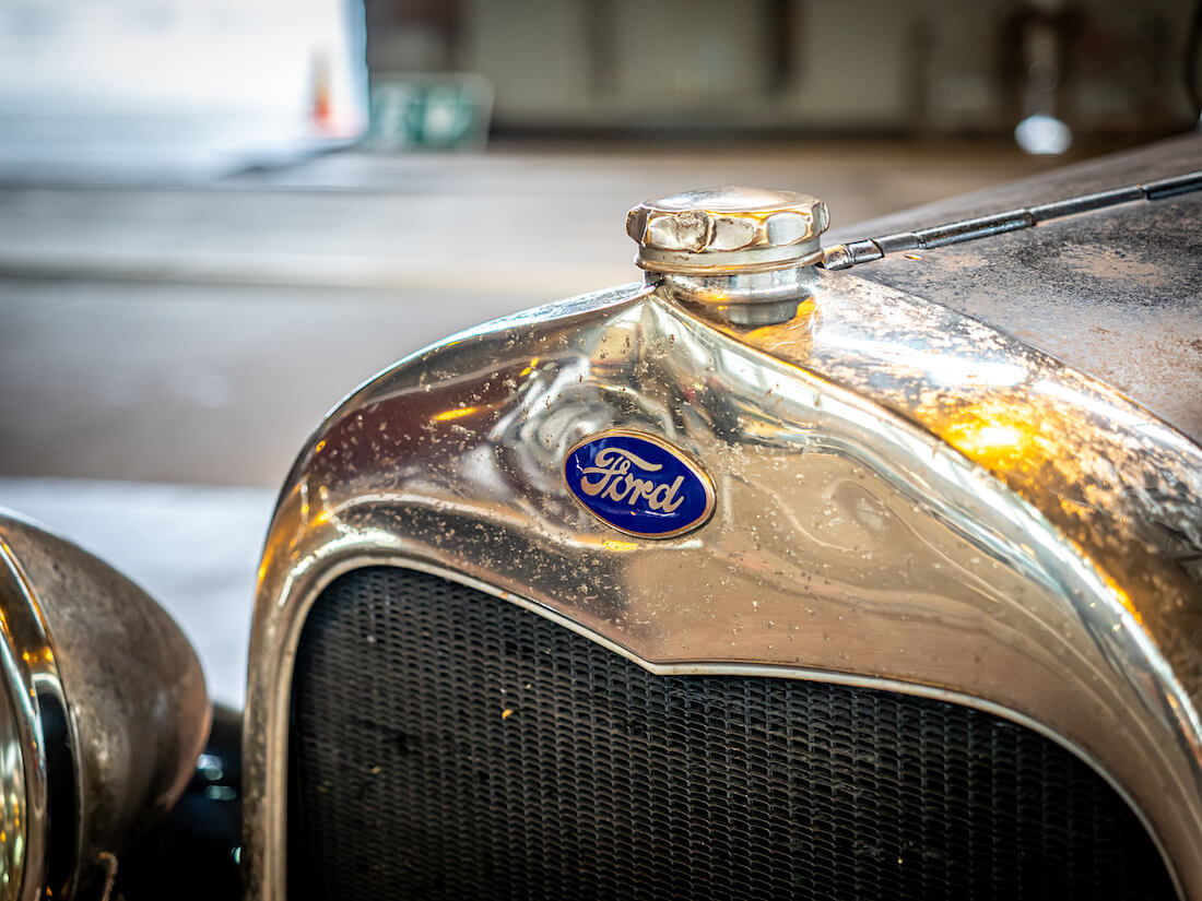 1928-Ford-A-Fordor-keulamerkki-FHRA-Malmi-Show-Shine-2020-KaiLappalainen-CCBY40-WheelsFI 1928 Ford A Fordor keulamerkki
