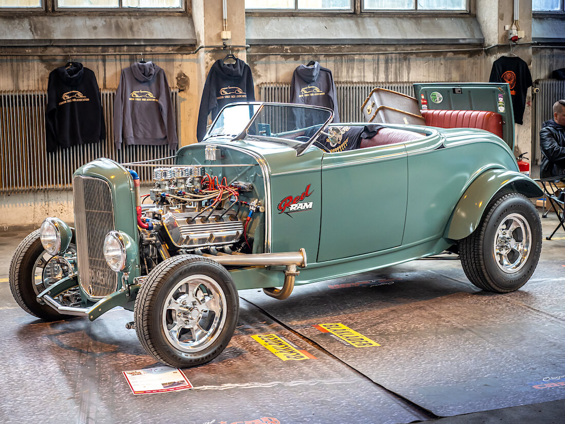 1932-Ford-Model-B-Deuce-roadster-Hemi-V8-rodi-FHRA-Malmi-Show-Shine-2020-KaiLappalainen-CCBY40-WheelsFI 1932 Ford Deuce Model B roadster