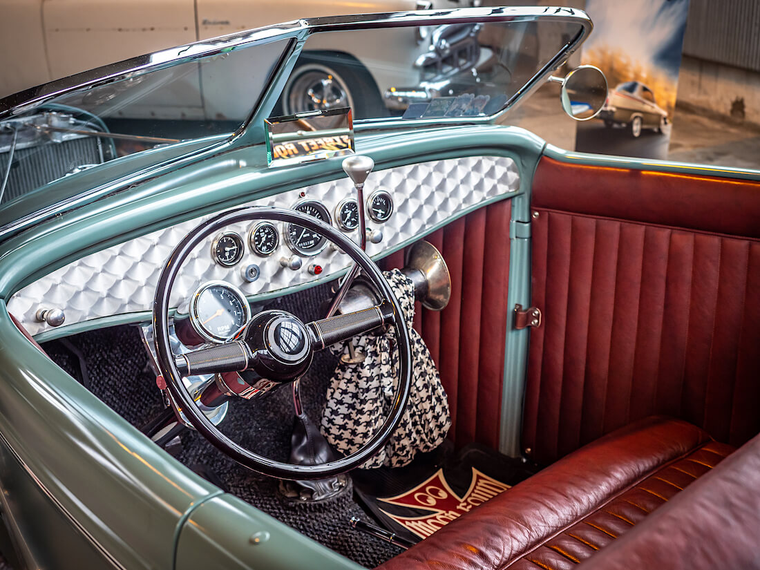 1932-Ford-Model-B-Deuce-roadster-Hemi-V8-sisusta-FHRA-Malmi-Show-Shine-2020-KaiLappalainen-CCBY40-WheelsFI 1932 Deuce Roadsterin nahkasisusta