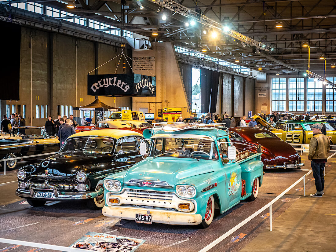 1954-Lincoln-1959-Chevrolet-Apache-FHRA-Malmi-Show-Shine-2020-KaiLappalainen-CCBY40-WheelsFI 1954 Lincoln ja 1959 Chevrolet Apache Malmin lentoaseman hangaarissa