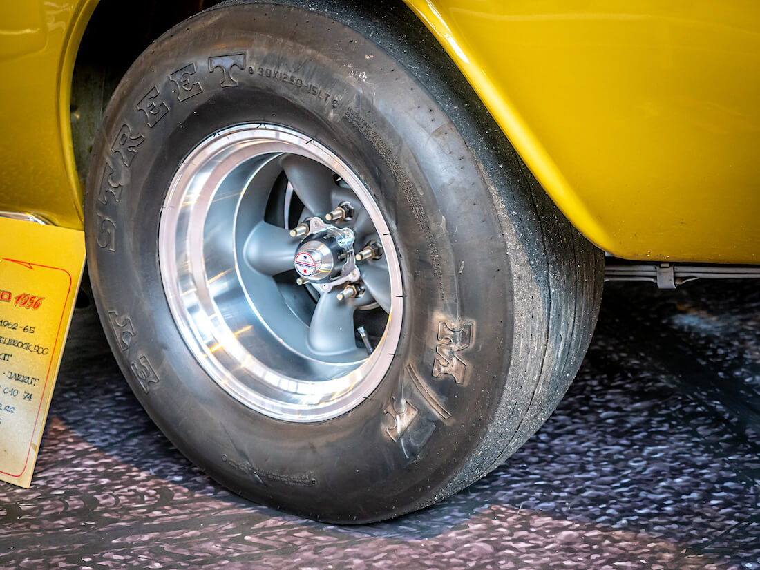 1955-Chevrolet-Nomad-Gasser-396cid-takarengas-FHRA-Malmi-Show-Shine-2020-KaiLappalainen-CCBY40-WheelsFI M/T 30x12,5/15 takarengas