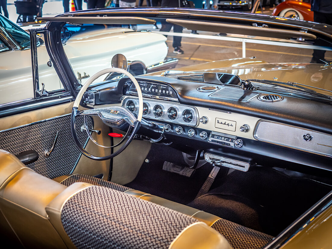 1957-Dodge-Custom-Royale-Convertible-sisusta-FHRA-Malmi-Show-Shine-2020-KaiLappalainen-CCBY40-WheelsFI 1957 Dodge Custom Royal avoauton sisusta
